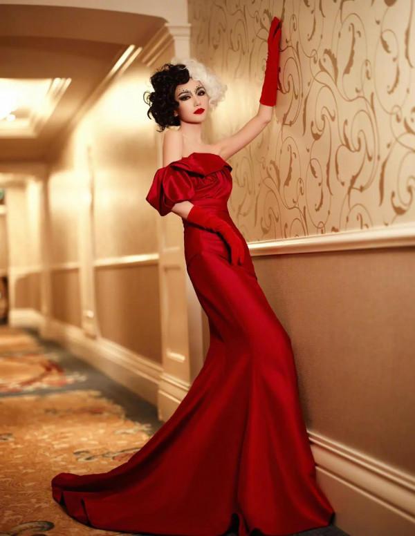 天啊！這是毛曉彤？紅裙優雅復古，妝容跟本人差別好大