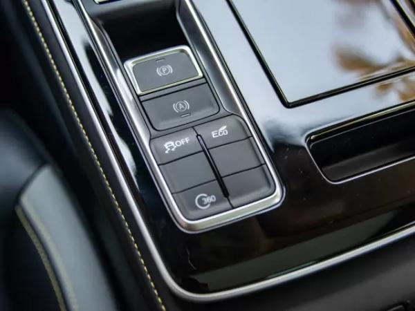 天幕+大空間+14.3英寸屏，榮威i6MAX稱得上A+級轎車槓把子