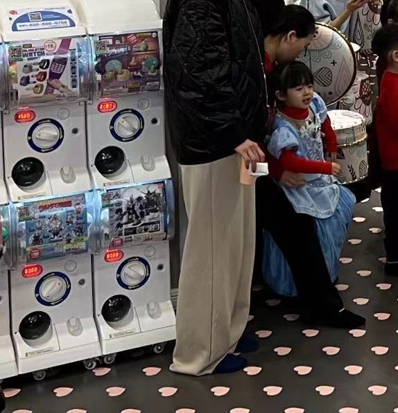 穎兒在明星餐廳為女兒慶生，場面隆重眾人捧場，郭碧婷紅衣成主角