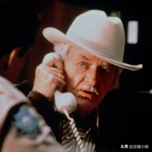 兩個不同故事相聯結，以倒敘的手法揭開《上帝之眼》的主題