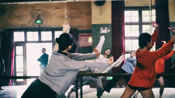 馮小剛花3500萬建了個文工團大院,只為拍攝《芳華》,值得一看嗎 馮小剛花3500萬建了個文工團大院,只為拍攝《芳華》,值得一看嗎