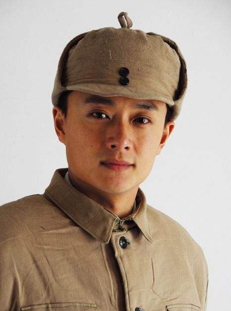 演員吳健：曾被強制退學，為報恩導演不提要求，拍戲險些炸傷左腿