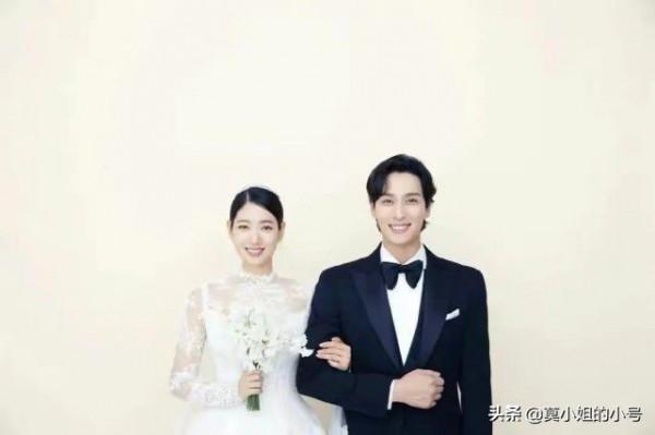 2022年剛過去41天，就有10位名人官宣婚訊，四位在同一天公開