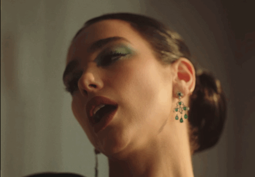 為Versace大秀開閉，Dua Lipa值得