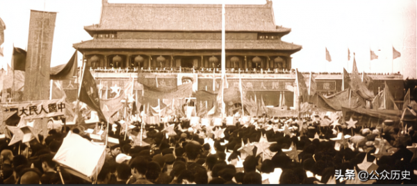​1969年,天安門被拆除重建,驗收時發現國徽後被人寫了點字 ​1969年,天安門被拆除重建,驗收時發現國徽後被人寫了點字