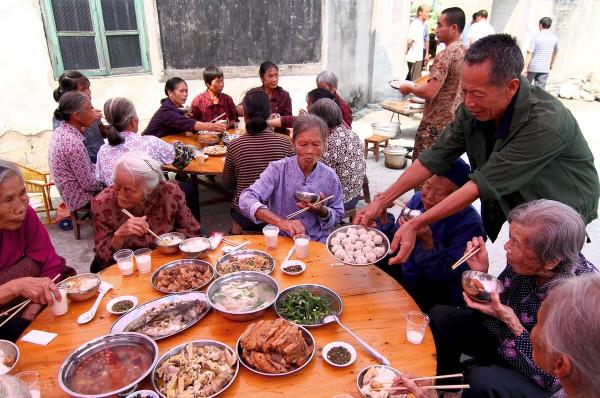 農村紅白喜事現“怪象”：農民寧願花錢請服務隊，也不找鄰居幫忙