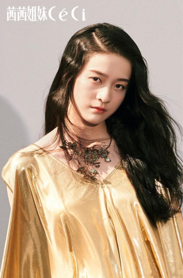 張雪迎難得穿一回超短裙，不想卻暴露了真實腿型，網友：認真的嗎