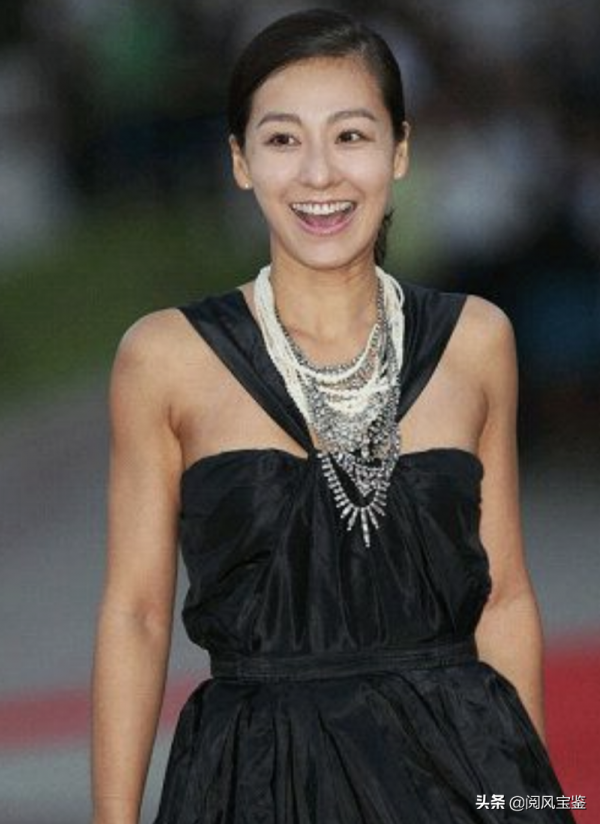 一張初戀臉，24歲急匆匆嫁給愛情，50歲的李美妍還在獨自喝酒嗎？