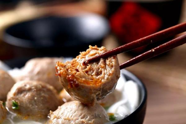 彈性十足的“潮汕牛肉丸”，都是用手工捶打的嗎？別再被商家騙了