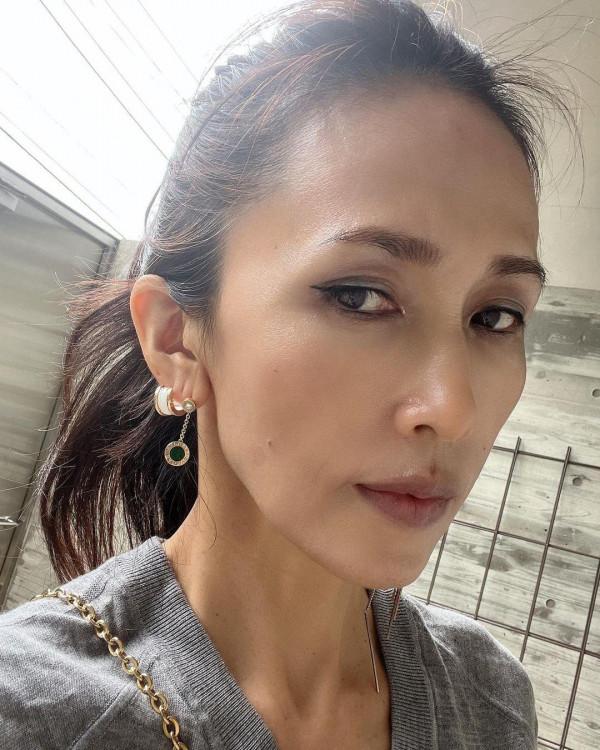 51歲工藤靜香秀“高顱頂”，髮際線後退，髮量和年輕時對比明顯