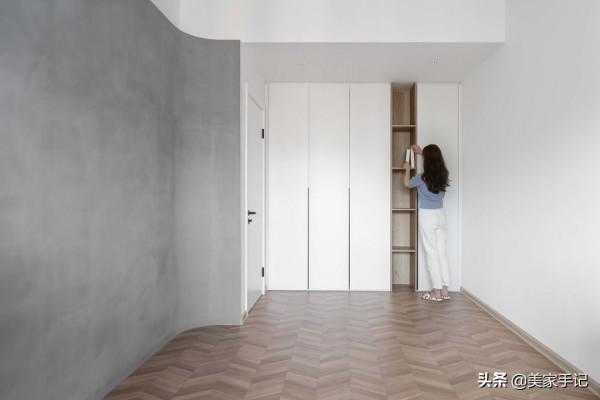 一進他家，彷彿世界都安靜了下來，全屋沒有一絲俗氣，太有品味了