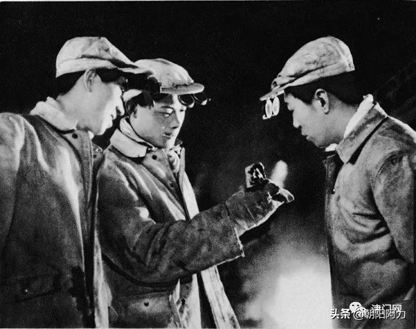 五十年代催人奮進的老照片：毛主席來到十三陵水庫參加義務勞動