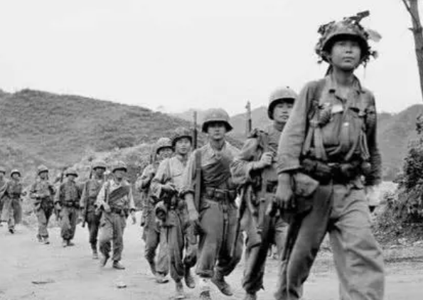 韓國部隊對抗志願軍，美軍中將直接喊話別打了，你們打不過中國人