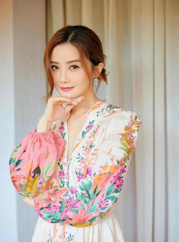 twins組合再次合體，姐妹倆的花裙子很適合拍照，像變了個人一樣