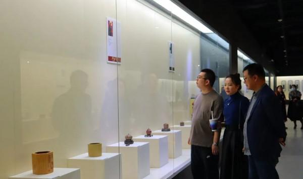 現場｜“情定紫砂 薪火相傳——《中國美術報》鮑志強紫砂藝術研究中心師生作品展”亮相中國扇博物館