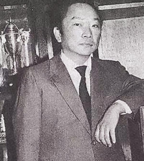 渾身刀疤一生風流,寧死要喝酒,古龍一生沒離開過江湖、女人、酒 渾身刀疤一生風流,寧死要喝酒,古龍一生沒離開過江湖、女人、酒