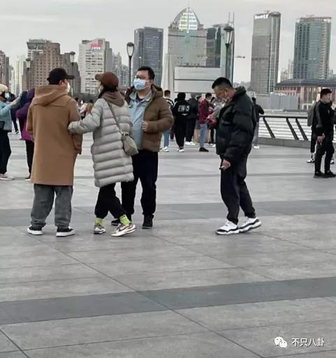 黃渤和女經紀人這個碰胳膊的動作，嚇壞大家了......