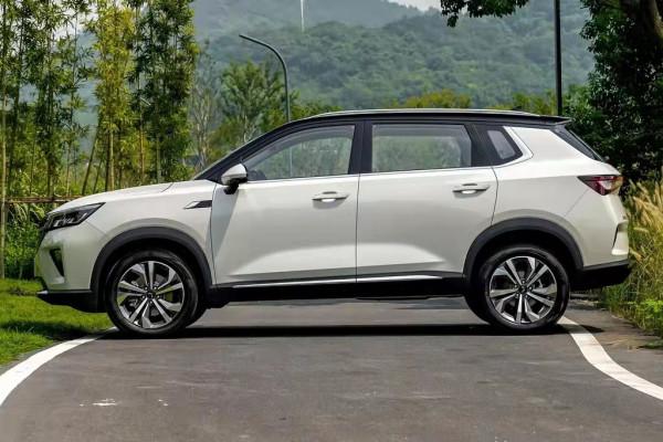 五菱星辰：搭載147馬力，座椅支援放平，配全景天窗，適合家用