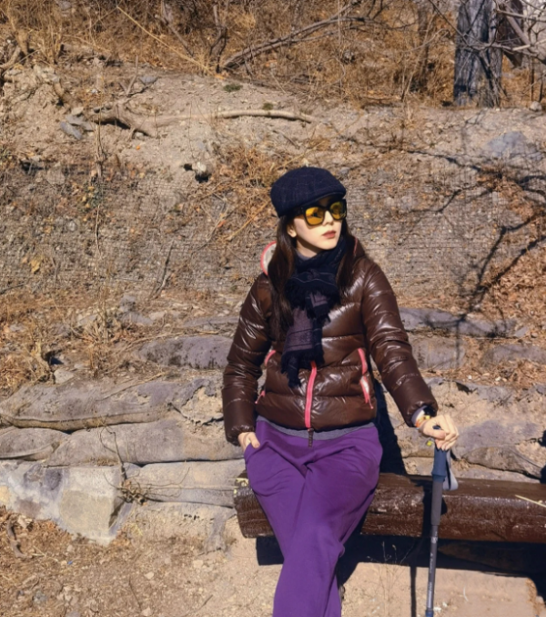 央視李思思戶外登山太愜意！坐地上休息一臉霸氣，戴金手鍊顯富貴