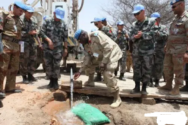 中國紅生命藍：我國維和部隊幫忙非洲人打水井，終於不用喝泥巴水