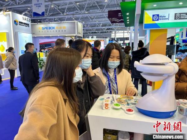 高交會上外國團組攜酷炫科技精品拓展中國市場 高交會上外國團組攜酷炫科技精品拓展中國市場