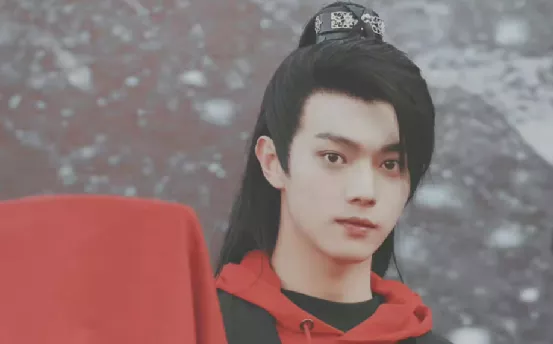 《鏡雙城》顏值造型都被吐槽，陳鈺琪穿鬆糕鞋，李易峰頭套粗糙