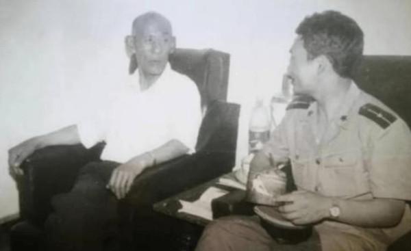 1990年,一老漢拿著課本到38軍駐地:我就課本上犧牲的志願軍 1990年,一老漢拿著課本到38軍駐地:我就課本上犧牲的志願軍