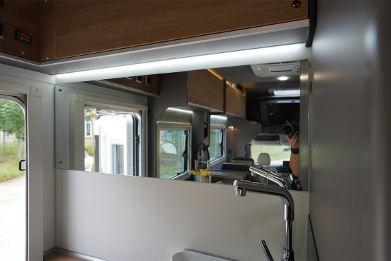 眾銳工設首款C型房車上市，隱藏式廚房觀景會客廳，設計獨具匠心