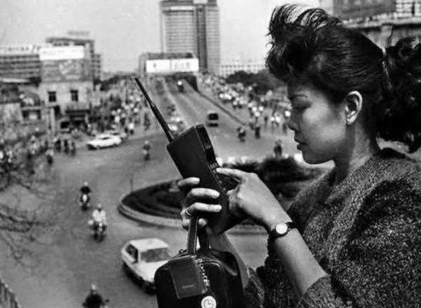 中國第一個有手機號碼的23歲小夥,花2萬買手機,入網費需要6000 中國第一個有手機號碼的23歲小夥,花2萬買手機,入網費需要6000