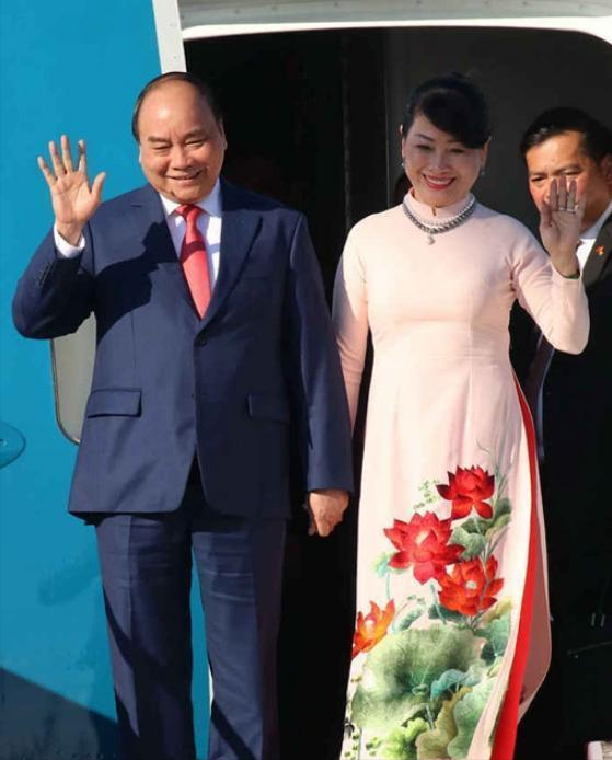 越南第一夫人挺會穿,亮色奧黛演繹復古傳統風,女王氣質不一般 越南第一夫人挺會穿,亮色奧黛演繹復古傳統風,女王氣質不一般