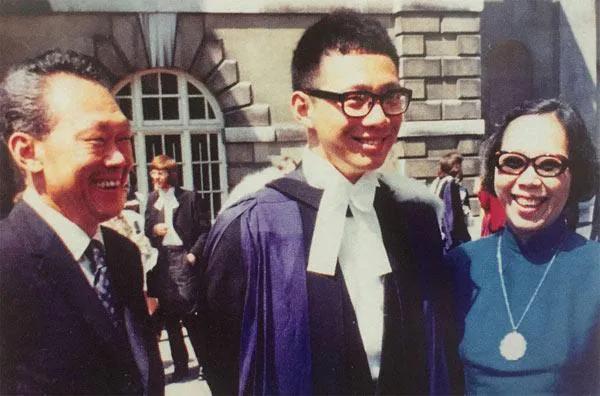 李瑋玲: 強悍到手撕總理哥哥, 目睹父親逝後椅子被移走, 卻崩潰到哭 李瑋玲: 強悍到手撕總理哥哥, 目睹父親逝後椅子被移走, 卻崩潰到哭