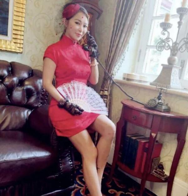 洗米嫂出遊裝太任性，穿171000外套闊太範十足，配修身牛仔太驚豔