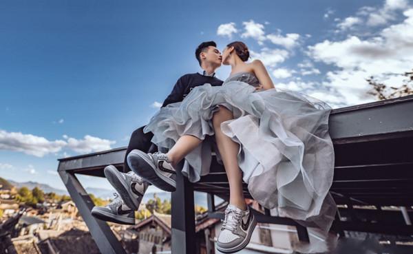 誰說結婚一定要穿高跟鞋？婚紗配AJ球鞋，引領2021潮流新趨勢