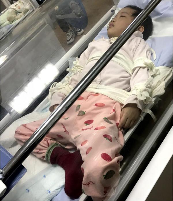 四歲女童熟睡中一聲尖叫後，竟被診斷為重度腦炎，昏睡兩個月醒來
