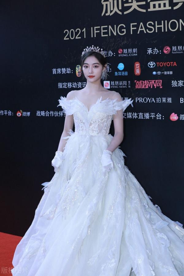 2021鳳凰網時尚之選紅毯 許佳琪一襲白色羽毛長裙化身天鵝公主 2021鳳凰網時尚之選紅毯 許佳琪一襲白色羽毛長裙化身天鵝公主