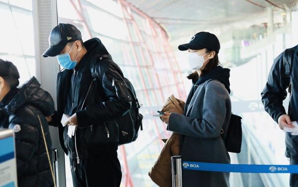 蔣勤勤一家四口走機場，15歲長子眉眼深邃變帥哥，小兒子顯秀氣