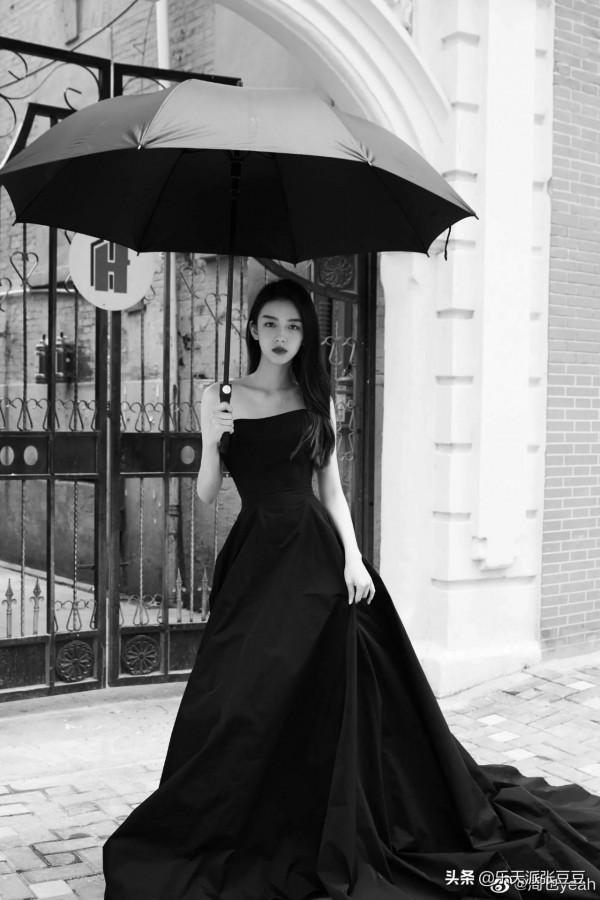 8位女明星撐傘照：楊紫終於穿對衣服，劉亦菲少女感十足