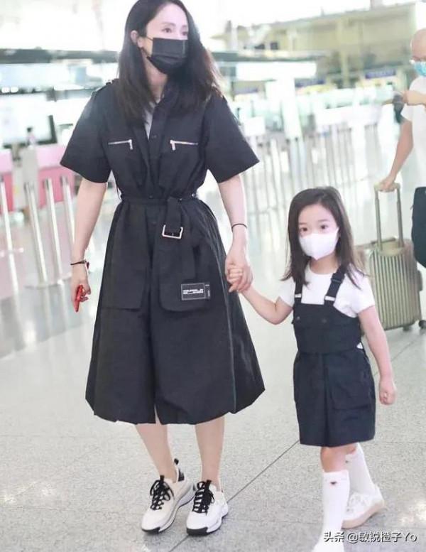 偶遇董璇帶女兒機場現身,溫馨快樂,小女孩酒窩可愛 偶遇董璇帶女兒機場現身,溫馨快樂,小女孩酒窩可愛