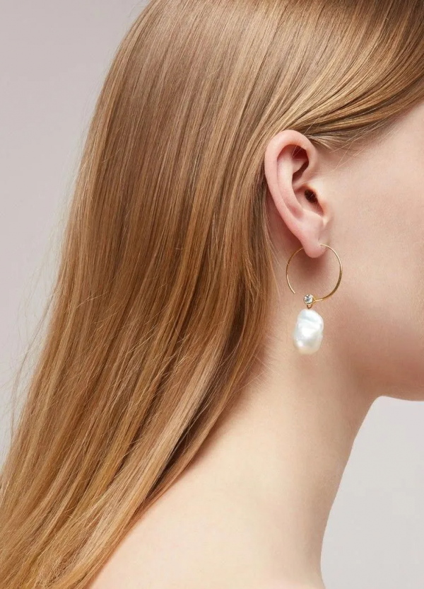 不是上了年紀才戴珍珠，年輕人現在也愛它