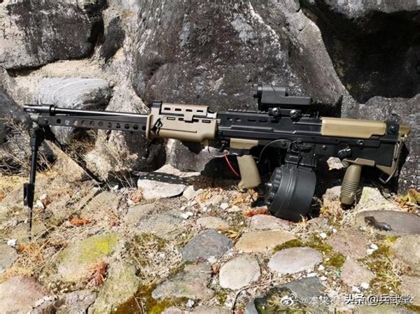 201型班機和95輕機並存?看外形不像同一時代,95更像重槍管步槍 201型班機和95輕機並存?看外形不像同一時代,95更像重槍管步槍