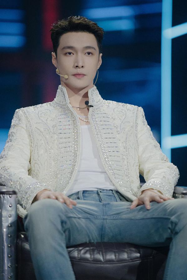 張藝興珍珠白配復古藍似古典王子 於清冷中顯高階雅紳質感 張藝興珍珠白配復古藍似古典王子 於清冷中顯高階雅紳質感