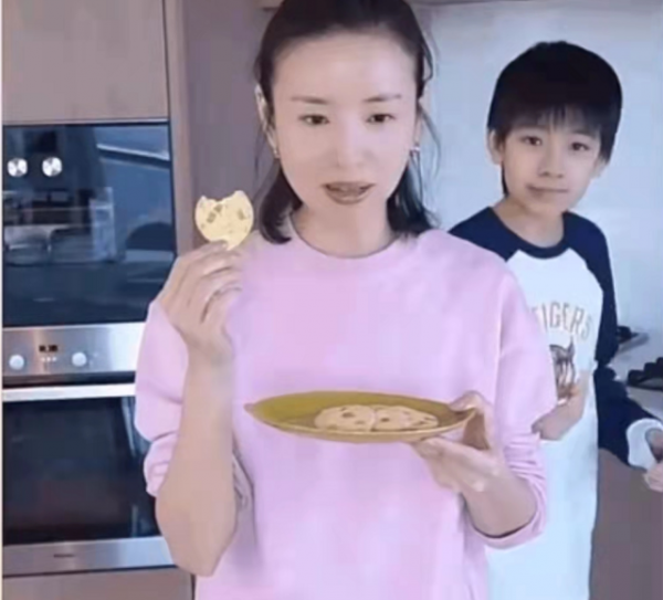 41歲董潔顏值回春！穿粉色衛衣驚豔亮相變少女，素顏狀態更開掛