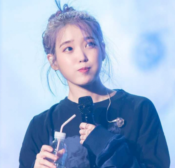 韓女星否認把IU拖到廁所打，聲稱真想打就在待機室裡，更省力氣