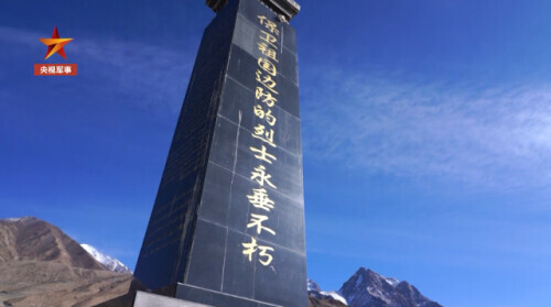 這個敬禮看哭了!父親失去雙手雙腿,女兒幫他祭奠犧牲戰友 這個敬禮看哭了!父親失去雙手雙腿,女兒幫他祭奠犧牲戰友