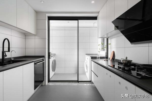 一進他家，彷彿世界都安靜了下來，全屋沒有一絲俗氣，太有品味了