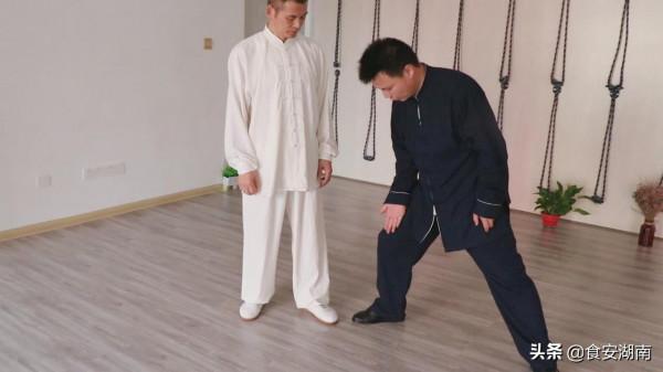 太極單手側面纏絲功是一種複合勁，攻防一起，防守與攻擊同時發動