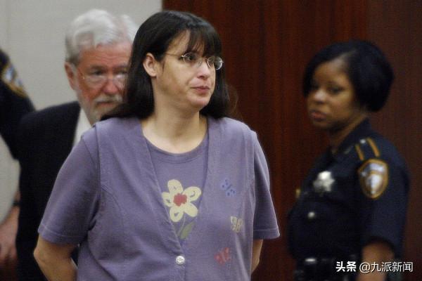 莫斯科一女子懷抱兩子從高樓跳下,不幸身亡,疑患產後抑鬱 莫斯科一女子懷抱兩子從高樓跳下,不幸身亡,疑患產後抑鬱