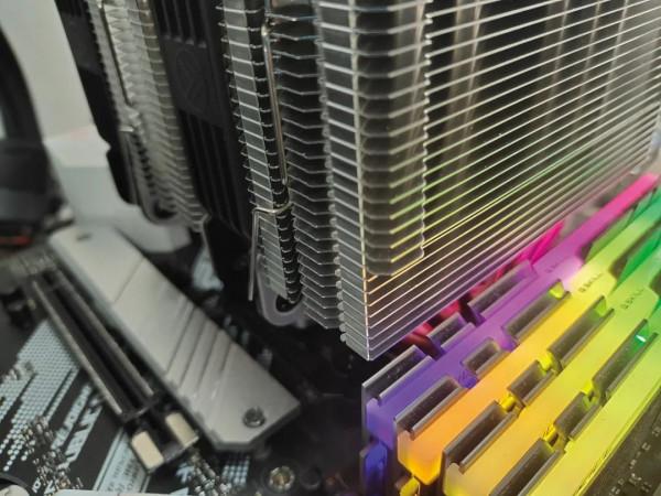 同為6熱管怎麼選？我們測了這兩款散熱器發現差異很大