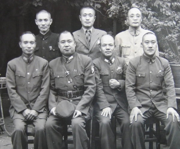 關麟徵宣佈蔣介石決定，會上哭聲一片，杜聿明回憶：我含淚登車