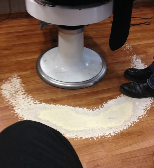 33張時間力量的照片，大自然吞噬廢棄的汽車，遊客在荒漠踩出階梯